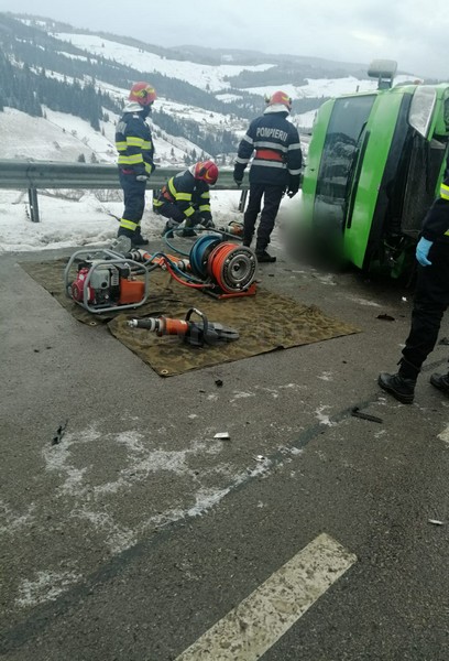 Un microbuz cu opt pasageri s-a răsturnat în Suceava. Două persoane au murit