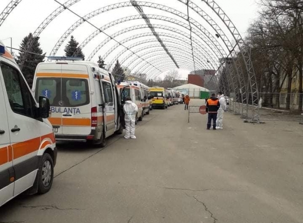 Coadă de ambulanţe în curtea spitalului în Moldova