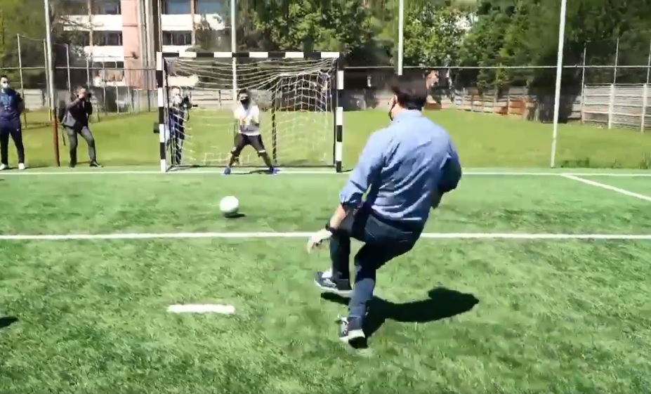 Florin Cîţu a jucat fotbal cu elevii unui liceu teologic din Satu Mare: "M-au alergat puțin băieții" VIDEO