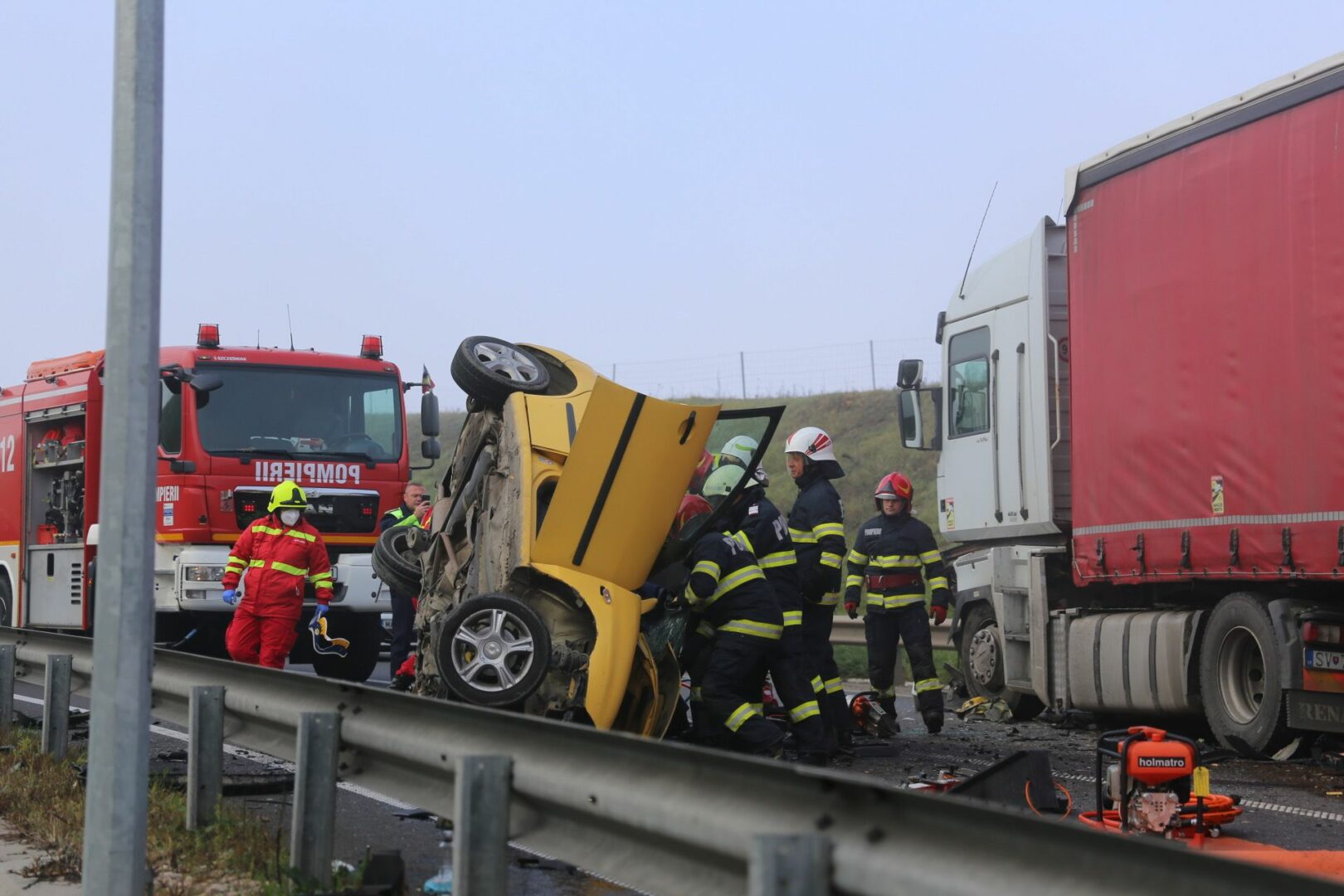 Accident grav la intrarea pe Autostrada Transilvania în Cluj. Două persoane au rămas încarcerate, una a murit