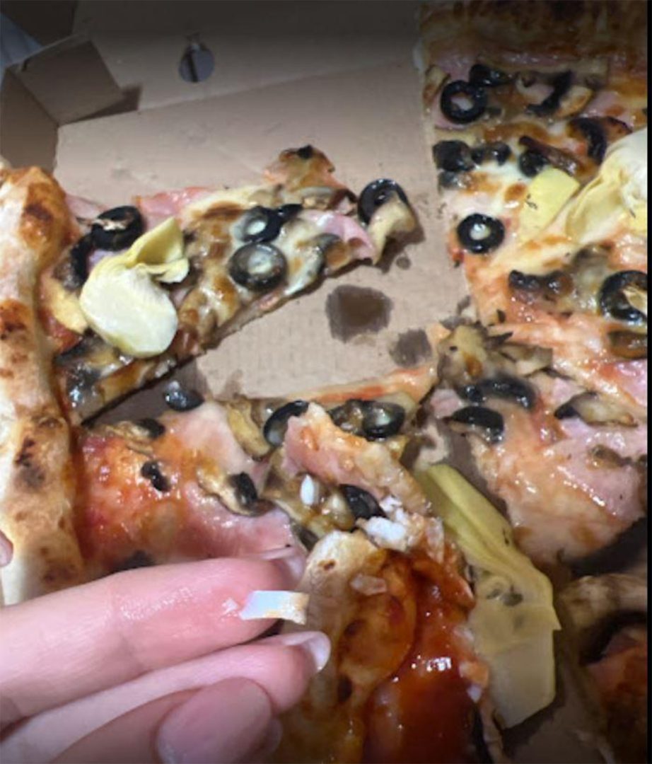 Surpriza neplăcută găsită de o clientă într-o pizza comandată. Restaurantul a fost drastic amendat