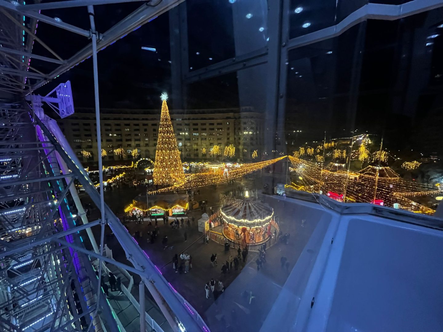 Vedere din roata panoramică de la Târgul de Crăciun din Piața Constituției
