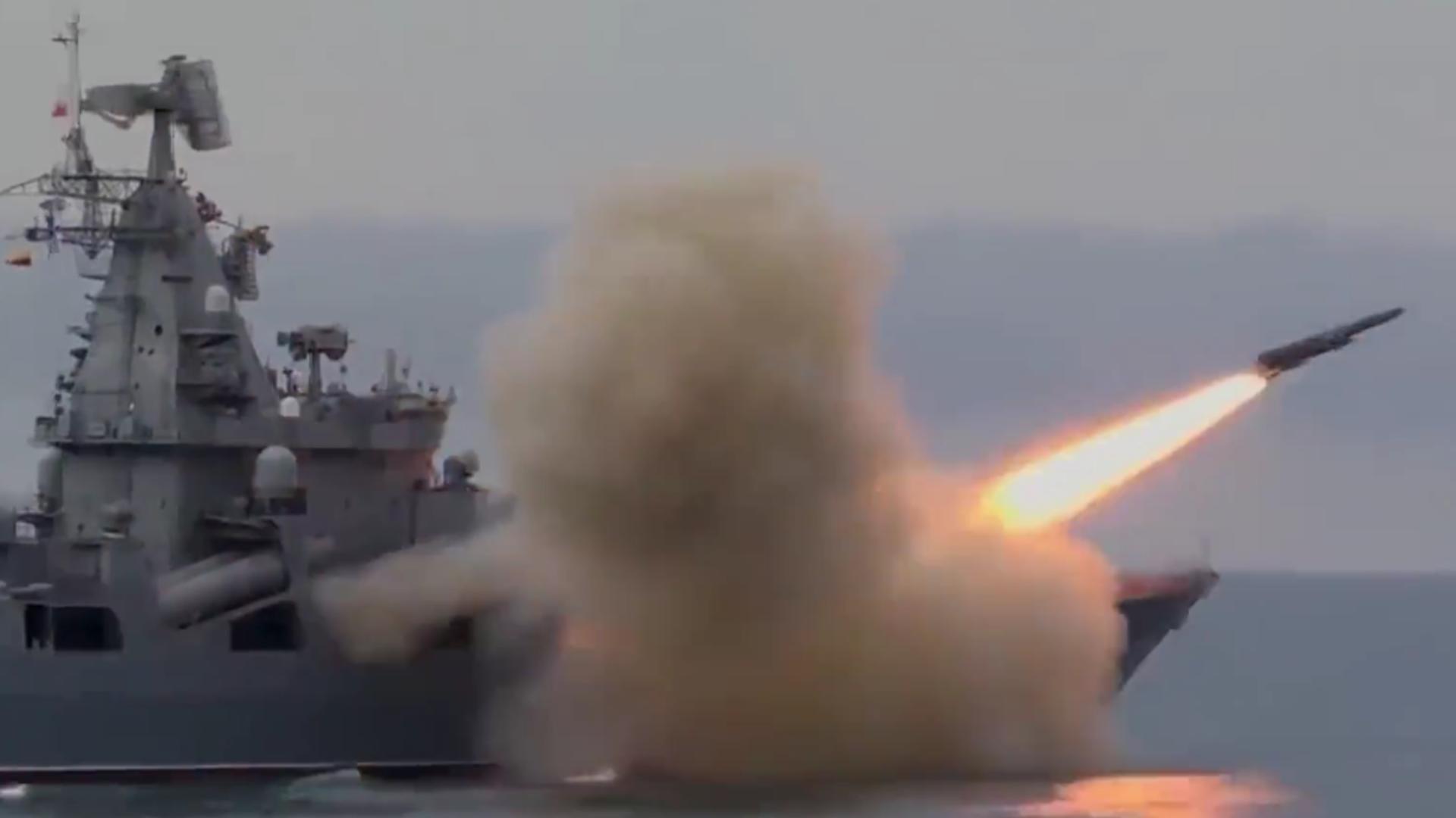 Război în Orientul Mijlociu se extinde. Navă grecească lovită de o rachetă trasă de rebelii houthi. SUA anunță noi atacuri în Yemen