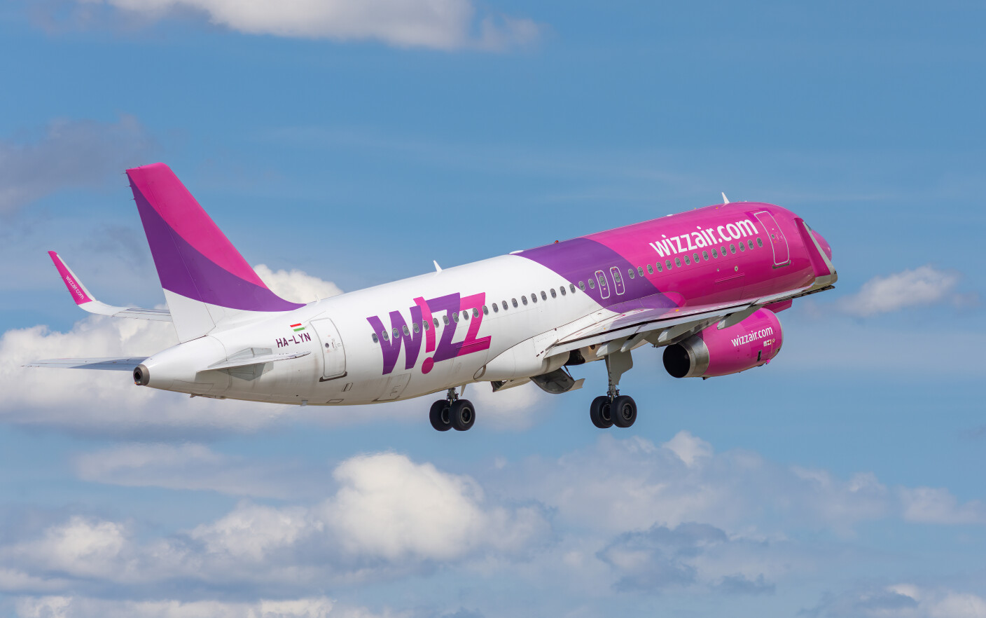 Avion Wizz Air aterizat de urgenţă la Cluj după ce trei pasageri beţi s-au luat la bătaie. Ce au păţit cei trei scandalagii