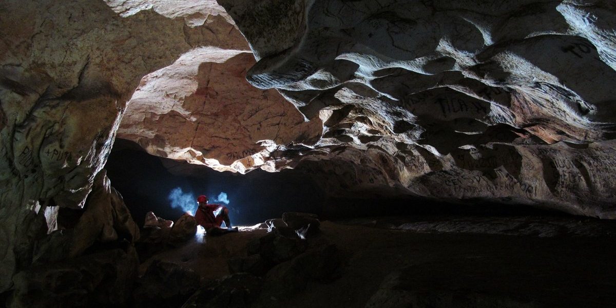 Locul spectaculos din România unde te simți ca într-o poveste! Sistemul de peșteri iluminate este de-a dreptul fascinant