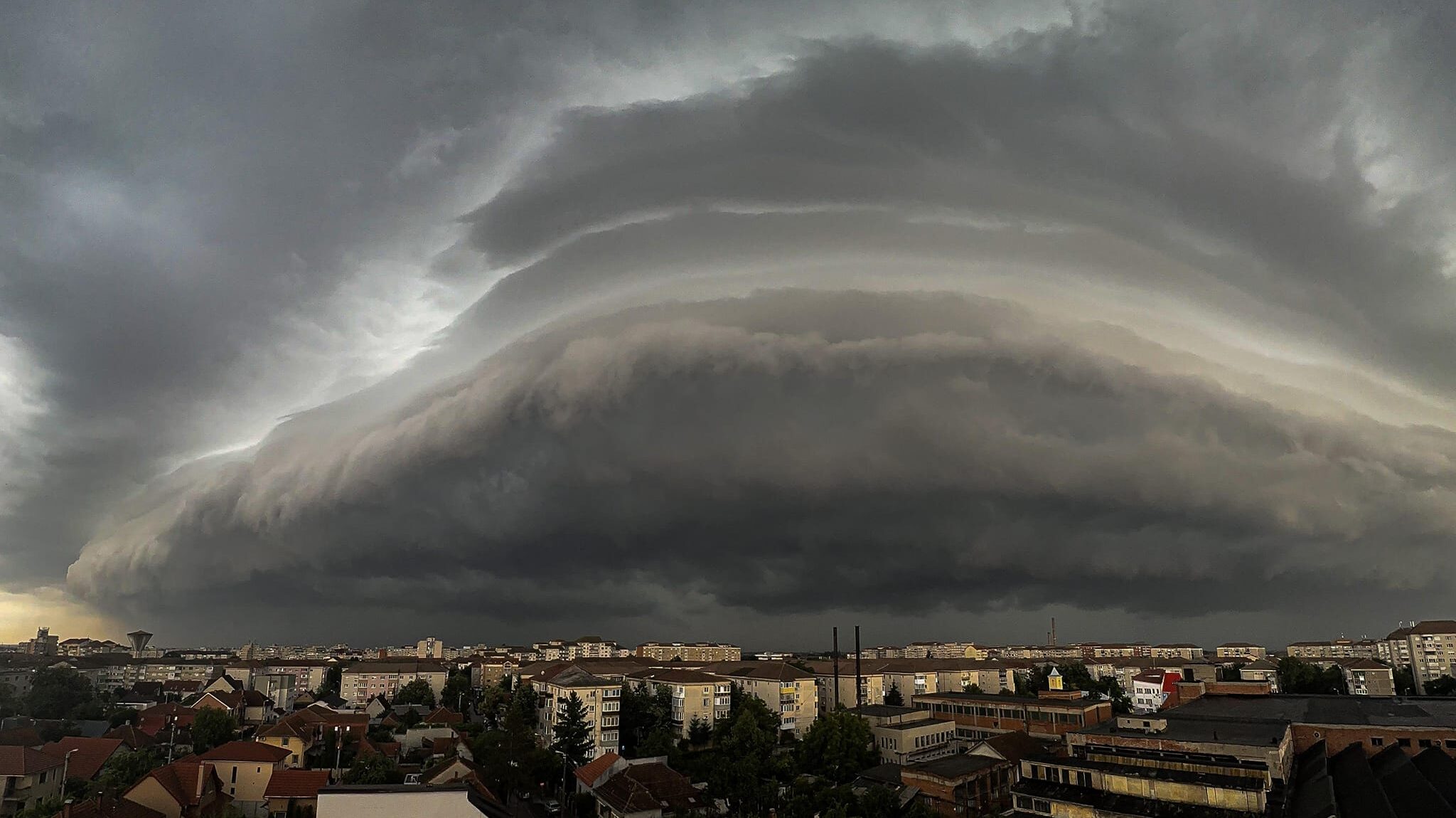 Vreme extremă anunţată de şefa ANM. România va fi lovită de furtuni şi vijelii, ce temperaturi vom avea în august