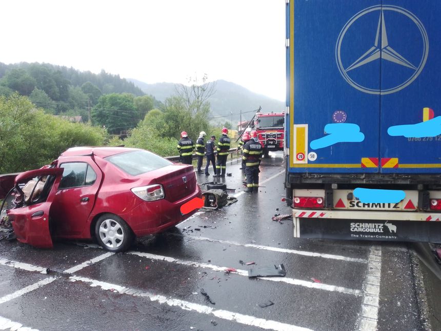 Două persoane au murit, marţi, pe DN 15, în judeţul Mureş, în urma impactului dintre un camion şi o maşină. Traficul este blocat în zona localităţii Stânceni. ”Accident rutier produs între un autocamion şi un autoturism pe DN 15, între localităţile Stânceni şi Ciobotani. Din nefericire, în urma impactului sunt două victime pentru care nu s-a mai putut face nimic, acestea au suferit leziuni incompatibile cu viaţa şi au fost declarate decedate de către personalul medical de pe ambulanţă”, a transmis, marţi, ISU Mureş. Cele două victime sunt încarcerate, iar pompierii lucrează pentru scoaterea lor. Centrul Infotrafic anunţă că circulaţia este oprită temporar pe DN 15 Topliţa – Reghin, în zona localităţii Stânceni, judeţul Mureş. Se estimează reluarea circulaţiei după ora 19.00.
