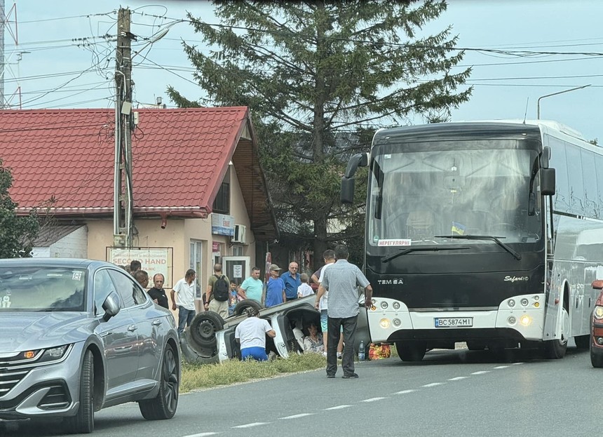 Un autocar în care se aflau 48 de persoane și un autoturism, implicate într-un accident pe DN2 E85. Două persoane sunt rănite