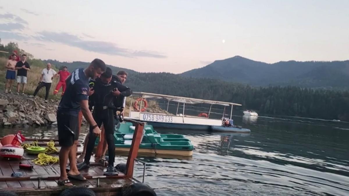 Tragedie pe lacul Colibiţa. Un tânăr de 19 ani s-a înecat chiar sub privirile prietenilor