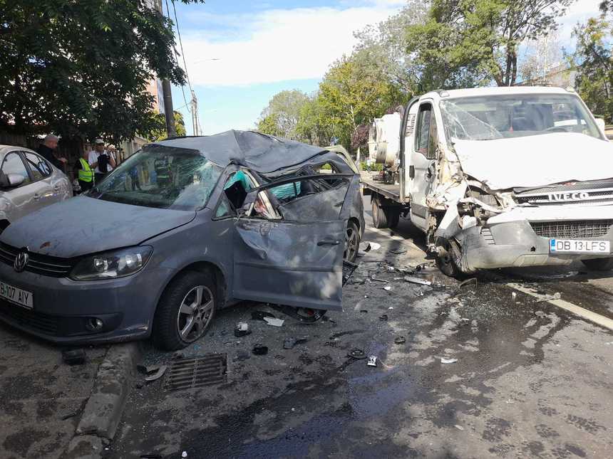 Accident cu patru maşini, pe Şoseaua Fundeni din Capitală. Două persoane au fost rănite