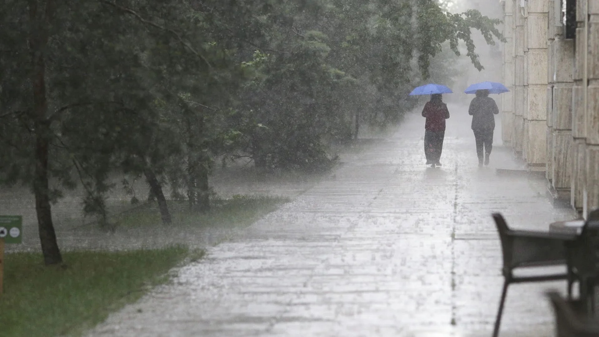 Ciclonul care a devastat Europa ajunge duminică la București. E alertă, cod portocaliu de ploi torențiale