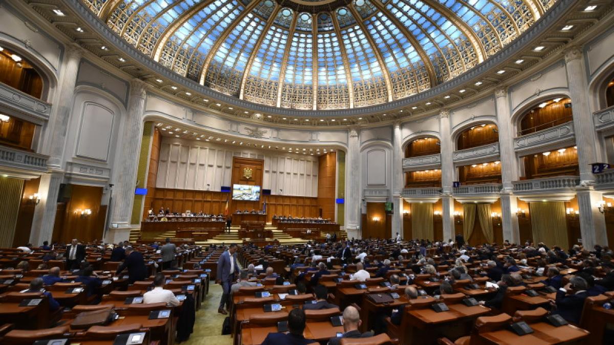 Risipă incredibilă a banului public la Senat. 1,5 milioane de lei cheltuiți pe eșarfe, serviete și butoni cu pietre semiprețioase