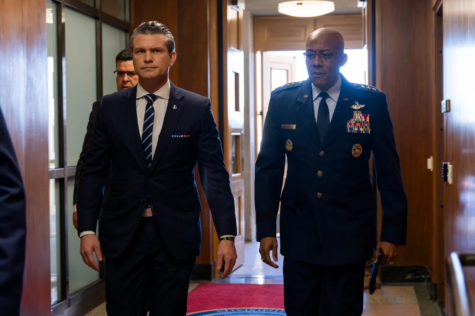 Secretarul Apărării Pete Hegseth alături de președintele Statului Major al Forțelor Armate, generalul Forțelor Aeriene CQ Brown Jr., după sosirea la Pentagon, Washington, D.C., pe 27 ianuarie 2025. (Foto DoD de către Petty Officer 1st Class Alexander Kubitza, U.S. Navy)